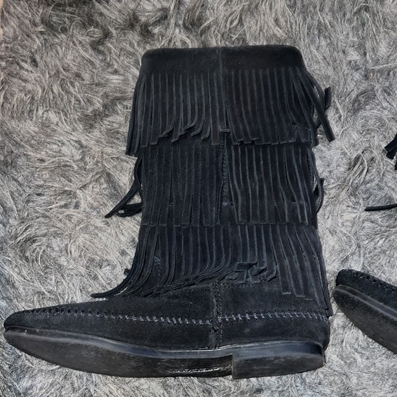 Women's Minnetonka black suede moccasin boots , with fringe, mid-calf, sz 6 - Picture 8 of 11